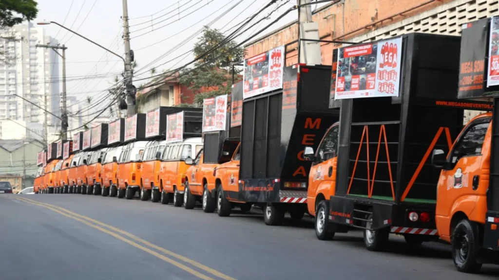 Frota de carros com som acoplado em alusão a pauta "Carro de som eleitoral: regras, horários e limites de uso nas eleições 2026"