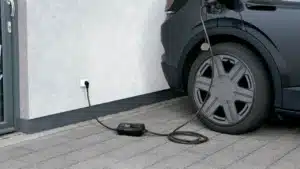 Carro elétrico sem tomada na garagem: dá para encarar a rotina no Brasil?