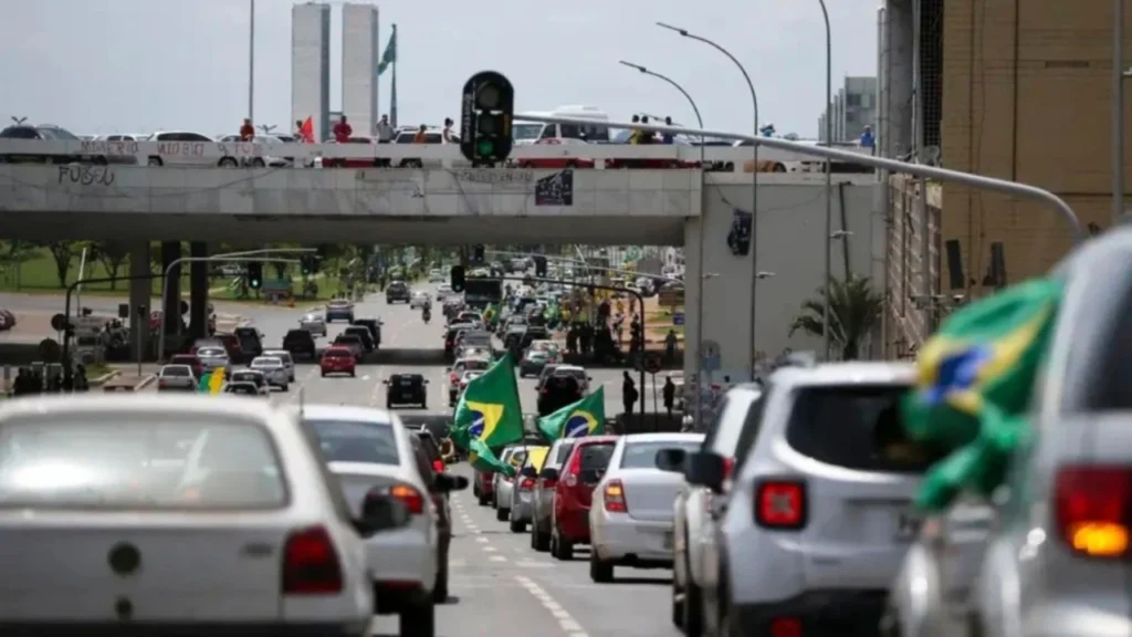 Frota de carros em via federal com bandeiras do Brasil em alusão a pauta sobre "Eleições 2026: regras para propaganda eleitoral em veículos"