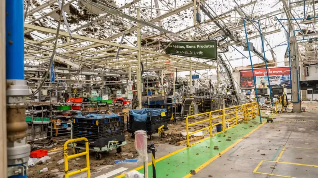 Imagem da fábrica Toyota após microexplosão atmosférica 