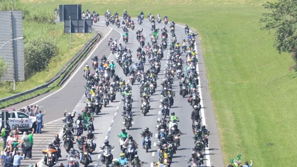 Foto de uma motociata no Brasil