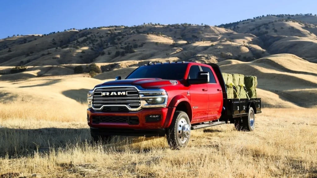 Ram Chassis Cab Night Edition na cor vermelha