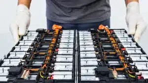 Brasil tem lítio e tecnologia, mas ainda precisa vencer desafio para produzir baterias de carros elétricos