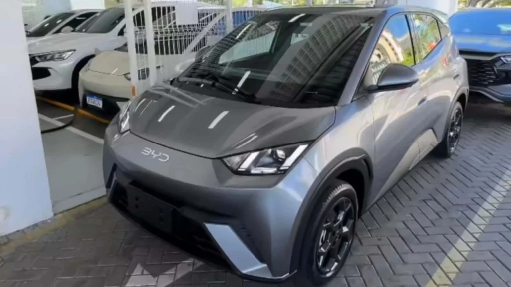 Carro BYD Dolphin Mini 2027 na cor prata