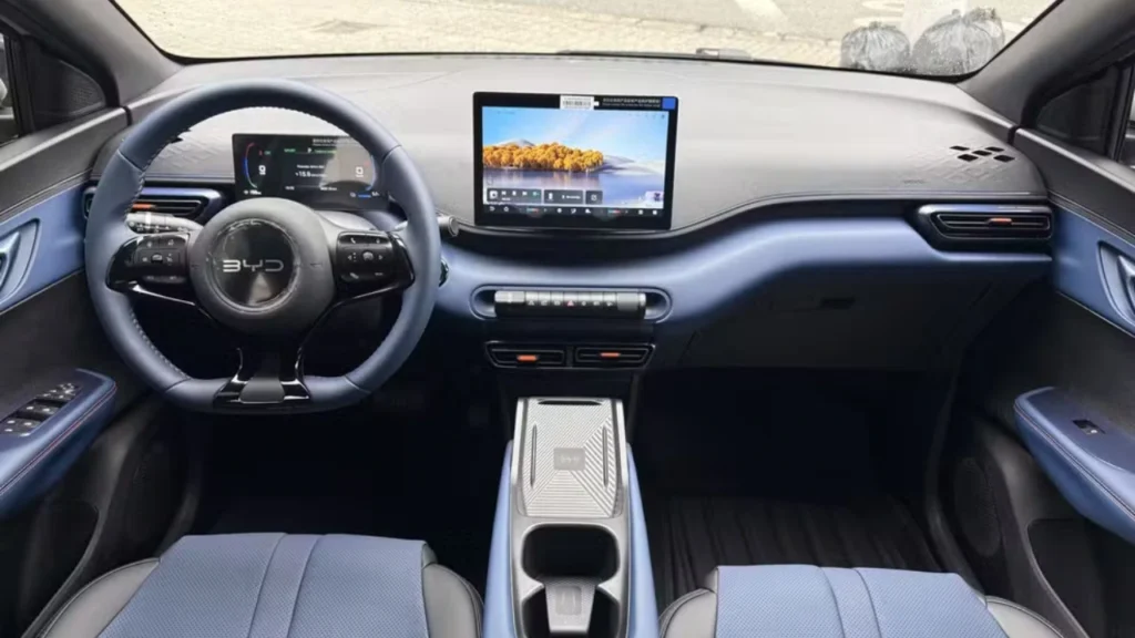 Parte interna do carro BYD Dolphin Mini 2027