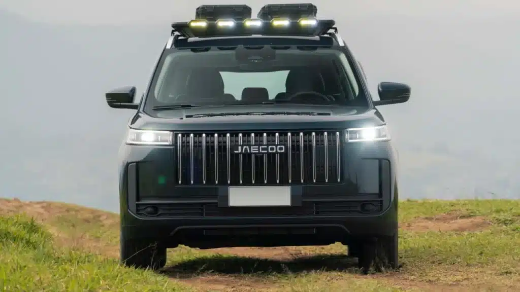 Carro Jaecoo 5, na cor azul musgo escuro, o novo lançamento e que estreou no Brasil recentemente