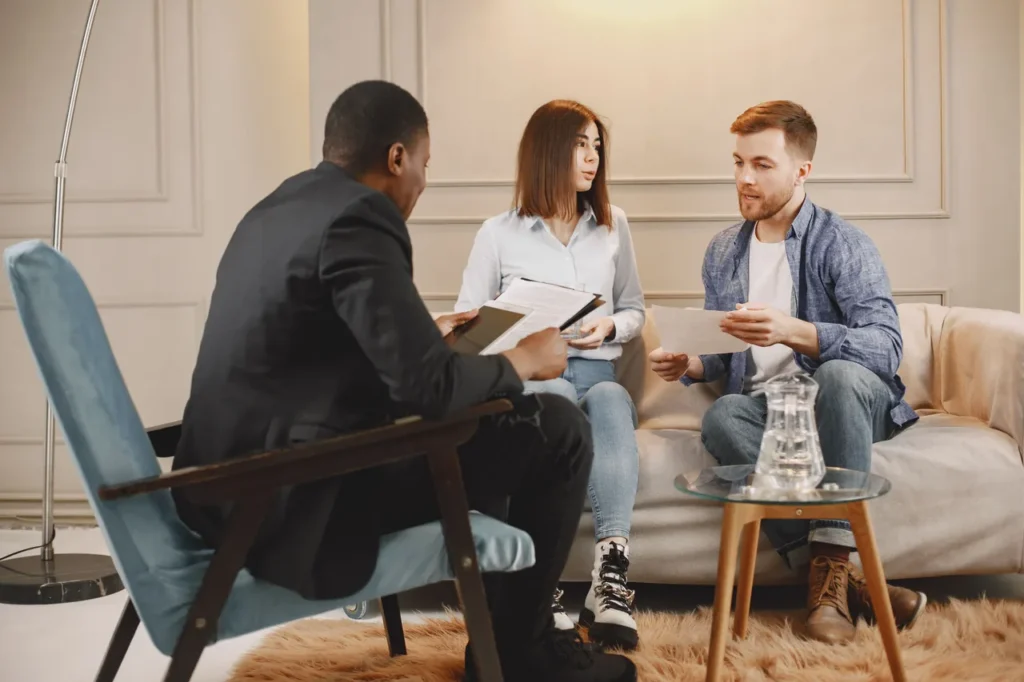 Casal conversando com um consultor sobre financiamento